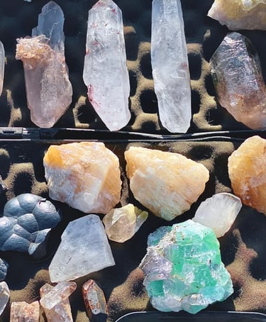 Cristales naturales en bruto como cuarzo transparente, amatista y fluorita verde.