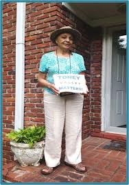 a woman holding a sign that says, i'm not a fan of the
