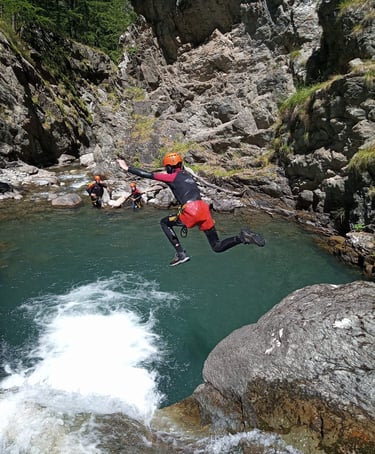 grand saut dans le canyon des Oules de Freissinières, canyoning Serre-Ponçon, aventure aquatique