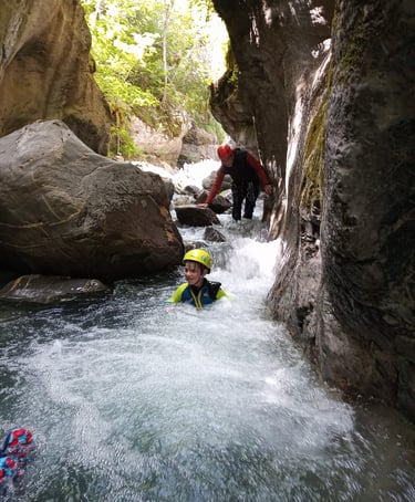 Marche aquatique au canyon du Fournel, canyon pour enfants de 8 ans, familles