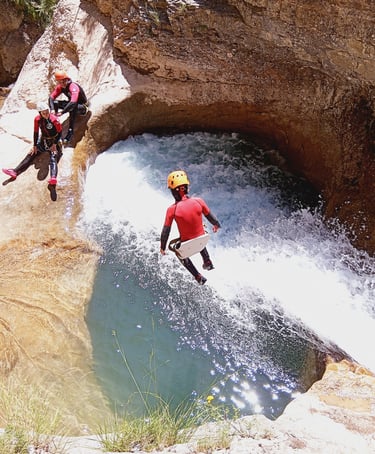 Saut facultatif dans le canyon de Rabou près de Rousset