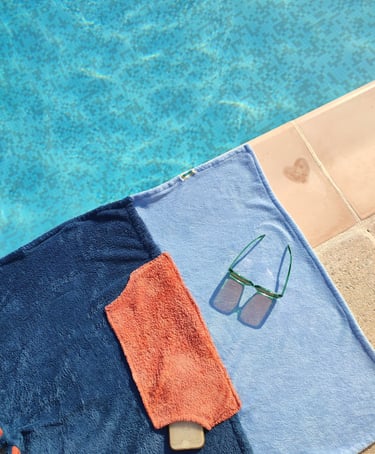 Poncho-serviette-corail-iaouss-piscine-lunette-de-soleil