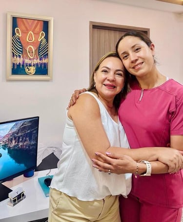 Un paciente sonriente y agradecida con su otorrinolaringóloga de confianza.