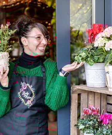 séance photo professionnelle d'une fleuriste, pose avec une fleur dans les mains