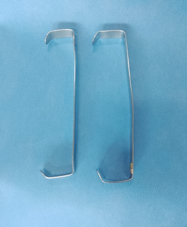 Afastador Farabeuf cirúrgico sobre tecido azul estéril, usado para afastar tecidos e melhorar a visu