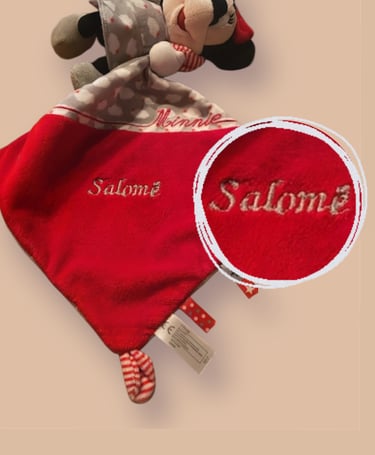 doudou mouchoir peluche disney minnie souris rouge et grise a nuage brodée "Salomé"