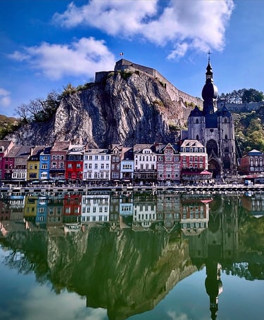 Les maisons colorées de Dinant, la Citadelle et l'Eglise