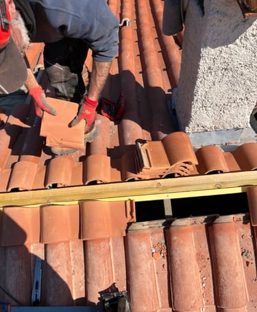 Pose des coupes de tuiles au faîtage