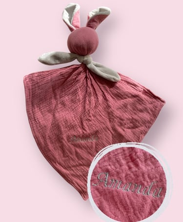Doudou plat lapin rose et gris fait main en double gaze de coton et velour brodée "Amanda"