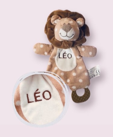 peluche doudou plat d'éveil lion action a pois marron blanc brodée "Léo"