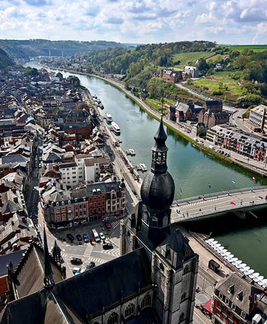 Dinant et sa valée vue de la Citadelle