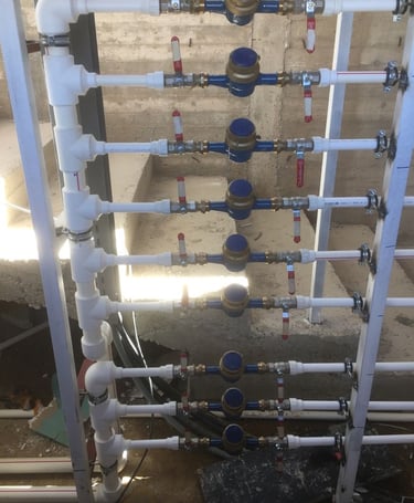 alçı ve boya ile tesisat çıkışları kapatılmış dekorasypn