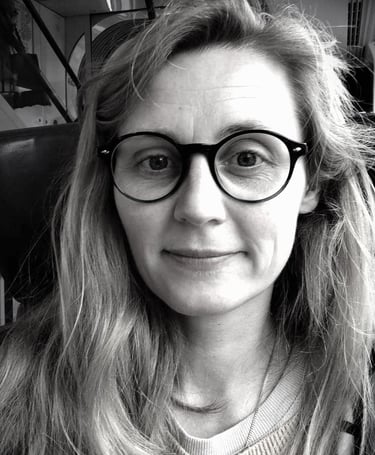 Portrait photo en noir et blanc artiste Eva Girardeau 