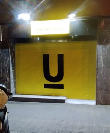 graffiti corporativo en persiana óptica universitaria