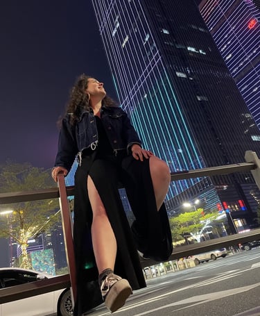 Nuestra editora al pie de un rascacielos en Shenzhen