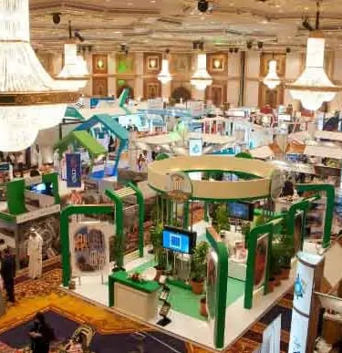 معرض بتصميم عصري يستخدم خامات متعددة لإبراز المنتجات.بوث عصري، خامات متعددة، إبراز المنتجات.