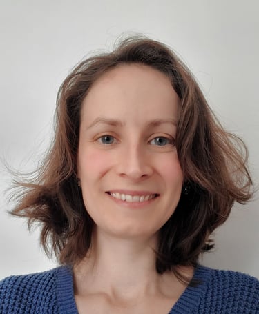 Une hypnothérapeute aux yeux bleus et au gilet bleu