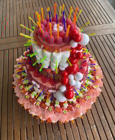 Cration d'une pice monte en bonbons a 3 tages par la socit Crazy bask domicilie a Biarritz prestatai