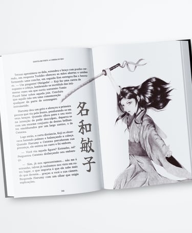 um livro aberto para mostrar um livro com o desenho de uma mulher oriental segurando uma espada