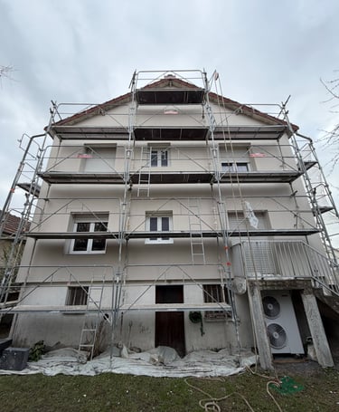 ravalement de façade en cours avec échafaudage sur un bâtiment à Troyes