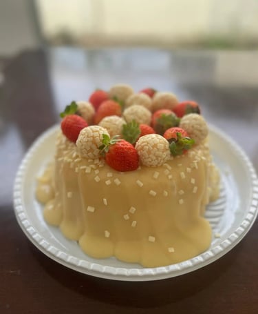 Deliciosa sobremesa com cobertura de doce de leite, decorada com morangos e bombons brancos, ideal p