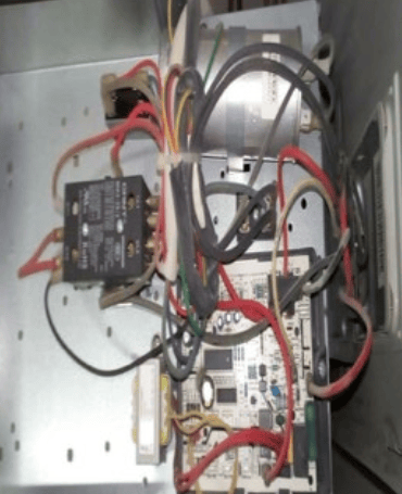 Interior de un equipo de aire acondicionado limpio,