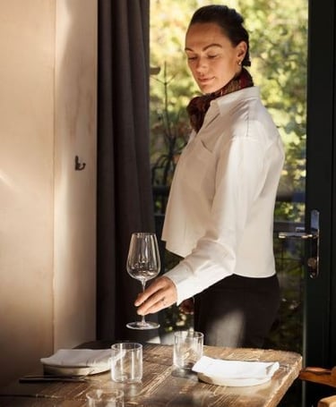 Honey Spencer wine ambassador e head sommelier del brand di cristalleria NUDE