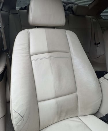 Odinė automobilio sėdynė su aiškiai matomu skirtumu tarp išvalytos ir nevalytos dalies – giluminis c