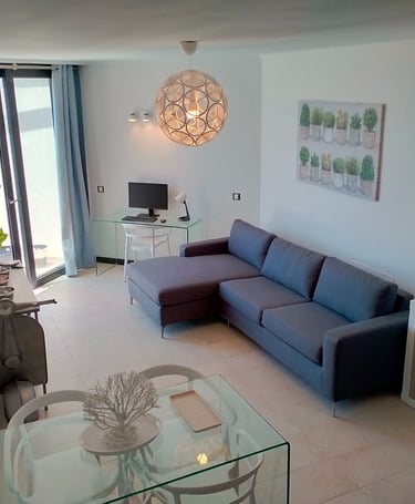 Foto de un salón de un apartamento con vistas al mar en alquiler de temporada en Fuerteventura