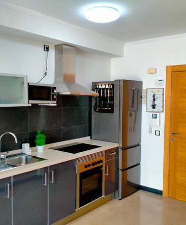 Foto de la cocina completa y equipada de un apartamento en alquiler temporal en El Cotillo