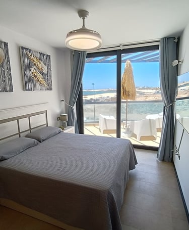 Foto de un dormitorio con vistas a la terraza y al mar de un apartamento en alquiler tenporal 