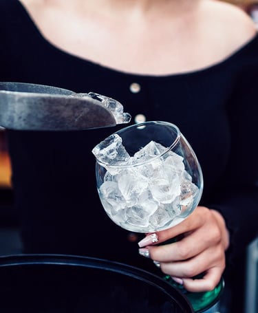 Γυναίκα προσθέτει πάγο σε ποτήρι