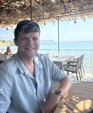 Portrait of Joe, co-founder of ¡Padel Padel!, smiling at the camera