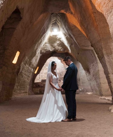 Couple de mariés dans les grottes troglodytes des Arènes de Doué-la-Fontaine.