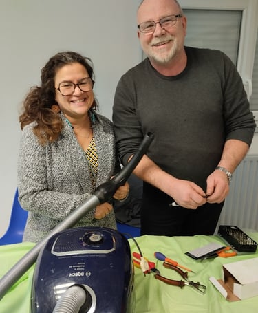 réparation d'un aspirateur réussi, tout le monde sourit !