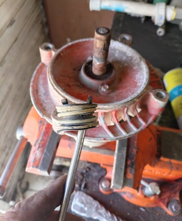 Detalle de sello mecánico desgastado en equipo de bombeo para mantenimiento