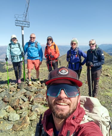 guia y grupo en una cumbre
