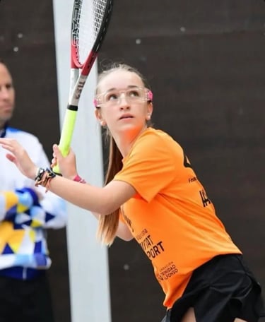 Jugadora del club valenciano de natación compitiendo a frontenis