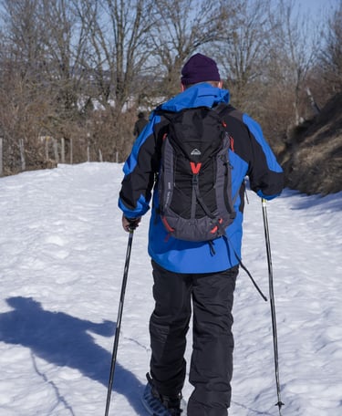 hombre caminando en la nieve