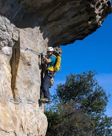 persona sujeta al cable de una via ferrata