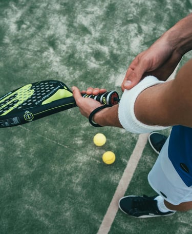 persona preparandose para jugar a padel