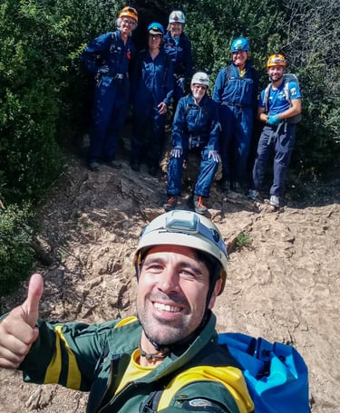 grupo apunto de entrar en una cueva