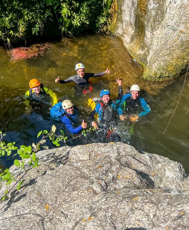 grupo sonriendo en el agua