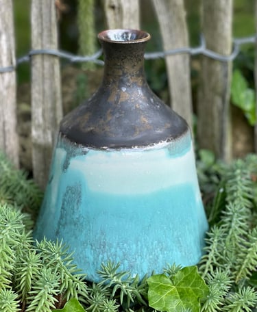 Vase en grès émaillé, bronze et turquoise