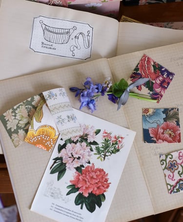 fleurs, coupons de tissus anciens, croquis, et planche de botanique