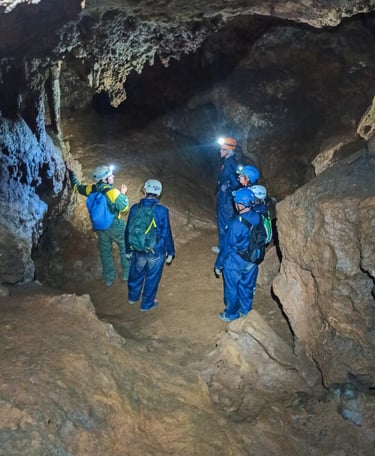 grupo explorando una cueva