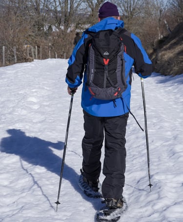 hombre caminando en la nieve