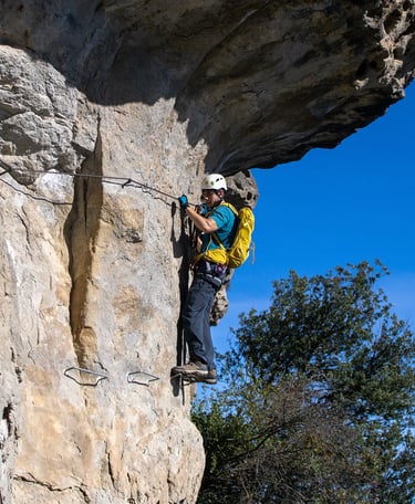 persona sujeta al cable de una via ferrata