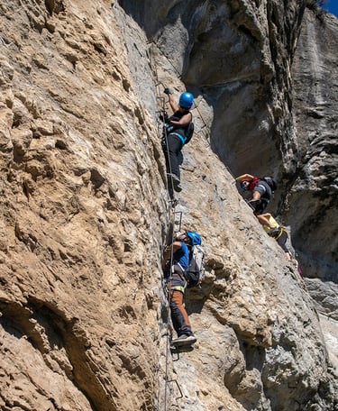 personas escalando una via ferrata