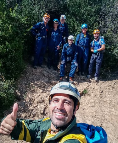 grupo apunto de entrar en una cueva